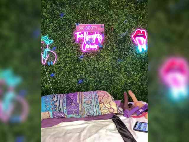 SarenaSoThick webcam