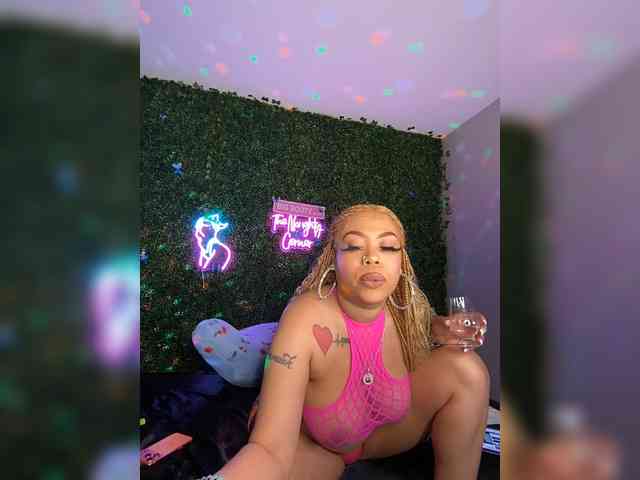 SarenaSoThick webcam