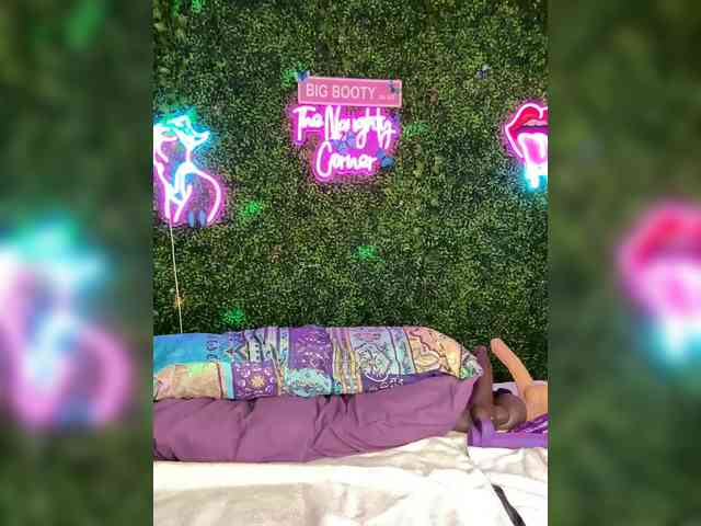 SarenaSoThick webcam