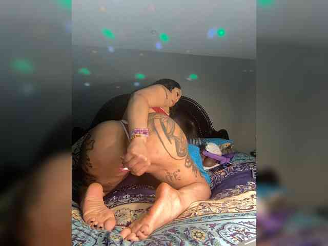 SarenaSoThick webcam