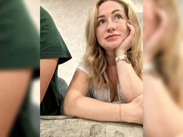 MOLLY-7's BongaCams show and profile