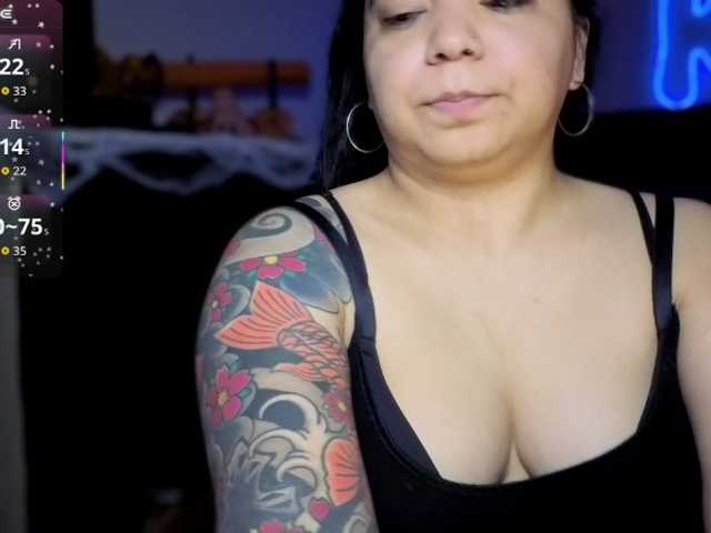 le modèle Kimmiakiss22 est en webcam porno dans un show sur le site bongacams, il possède les tags suivants: Latino/Hispanic,Brunette,Hairy