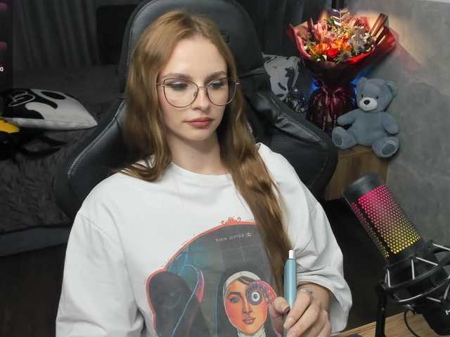 MCfly-1 live cam on BongaCams