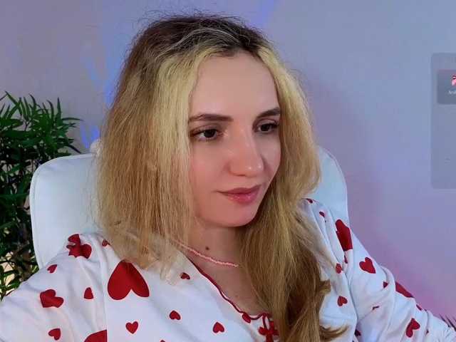 marykiskis, live now on BongaCams