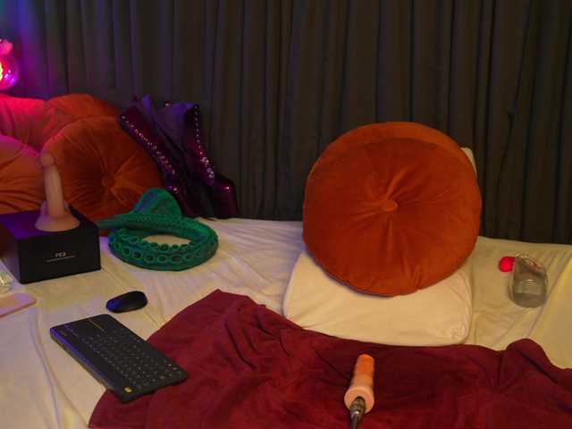 lacie-le-beauty's BongaCams show and profile