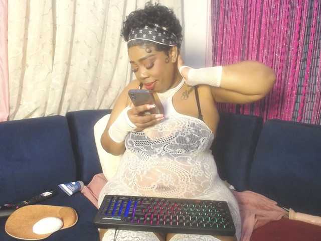 crystalbee live cam on BongaCams