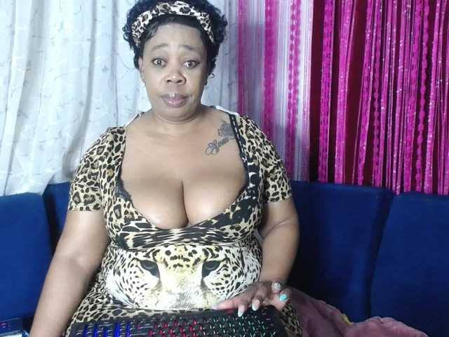 crystalbee live cam on BongaCams