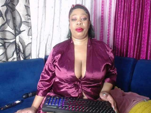 crystalbee live cam on BongaCams