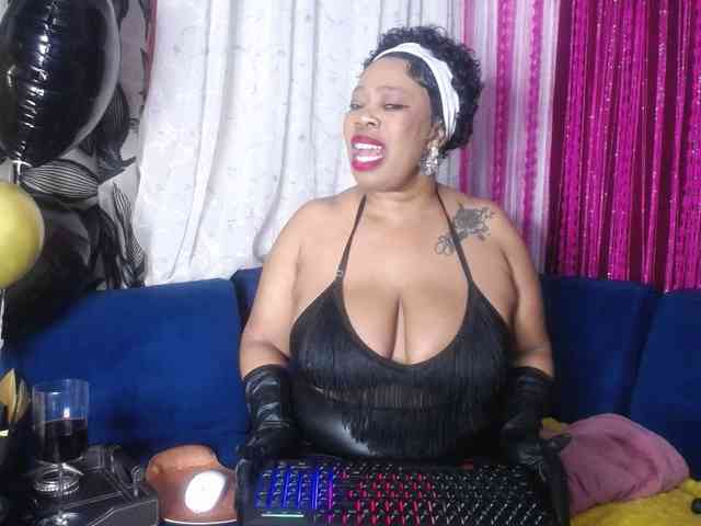crystalbee Live Webcam on BongaCams