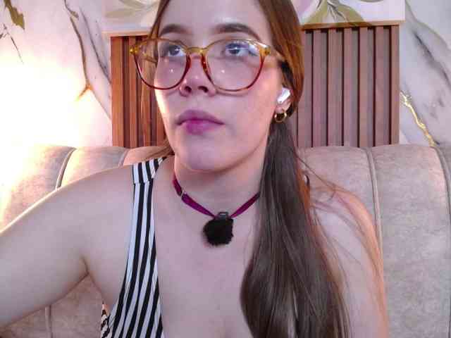 PrettyAriel webcam