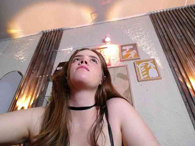 PrettyAriel webcam