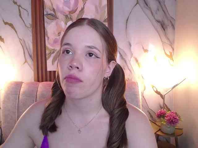 PrettyAriel webcam