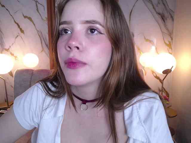 PrettyAriel webcam