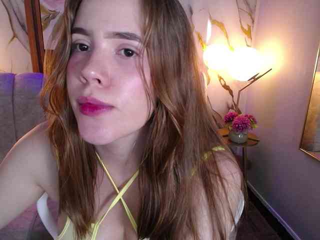 PrettyAriel webcam
