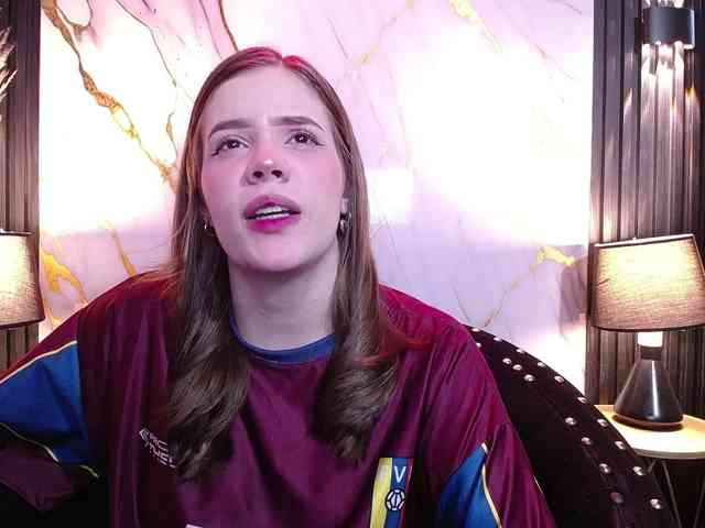 PrettyAriel webcam
