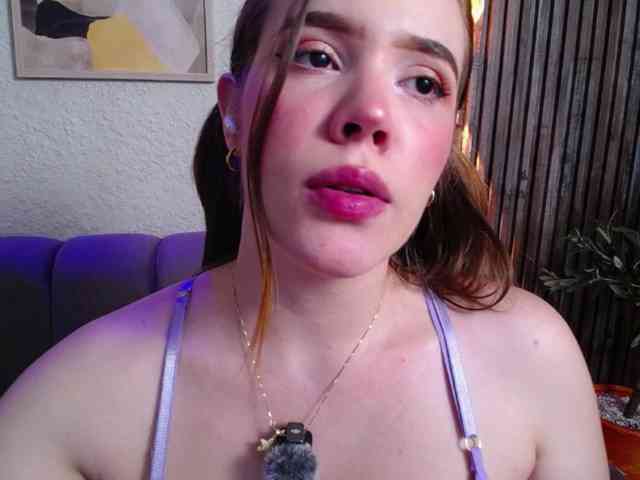 PrettyAriel webcam