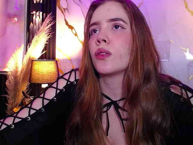 PrettyAriel webcam