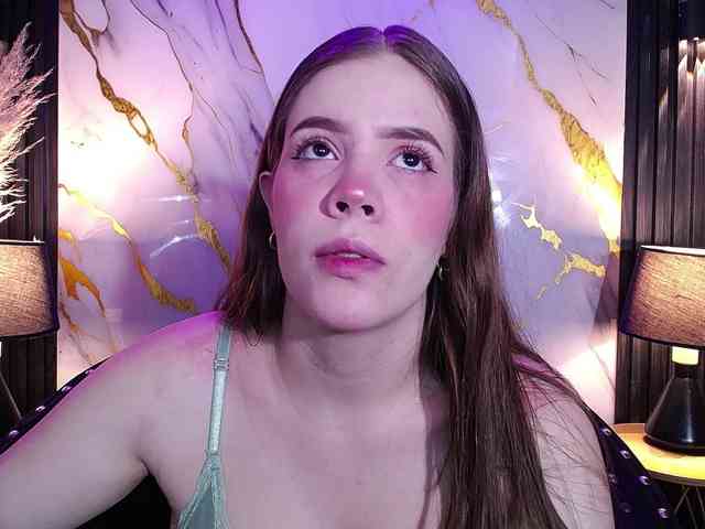 PrettyAriel webcam