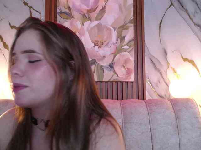 PrettyAriel webcam