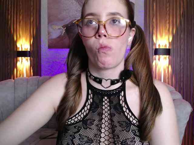PrettyAriel webcam