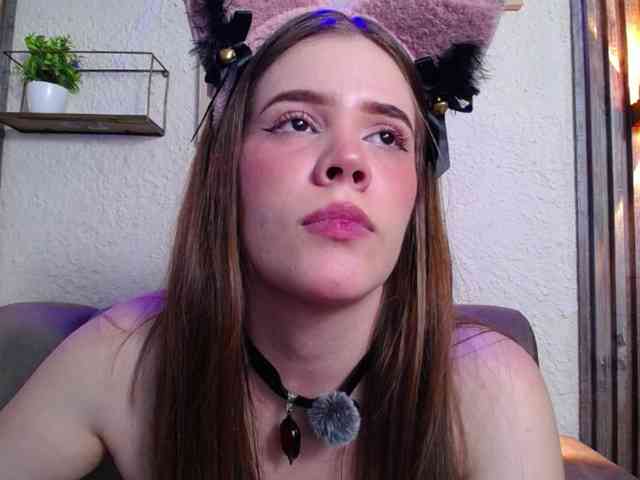 PrettyAriel webcam