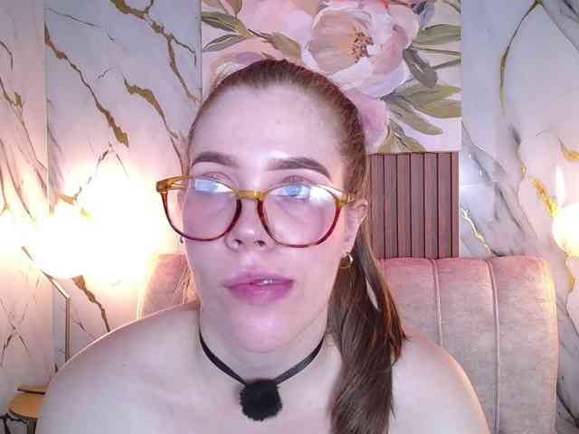 PrettyAriel webcam