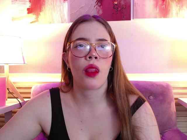 PrettyAriel webcam