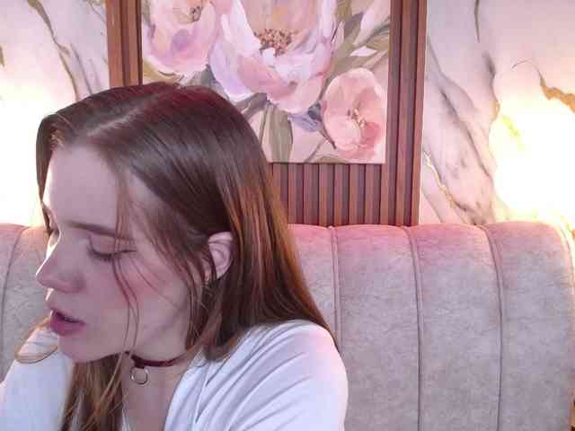 PrettyAriel webcam