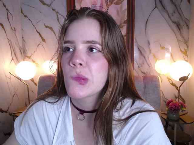 PrettyAriel webcam
