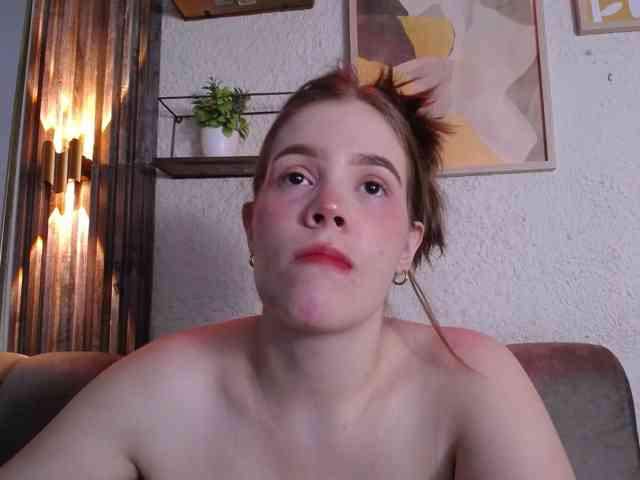 PrettyAriel webcam