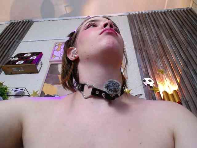 PrettyAriel webcam