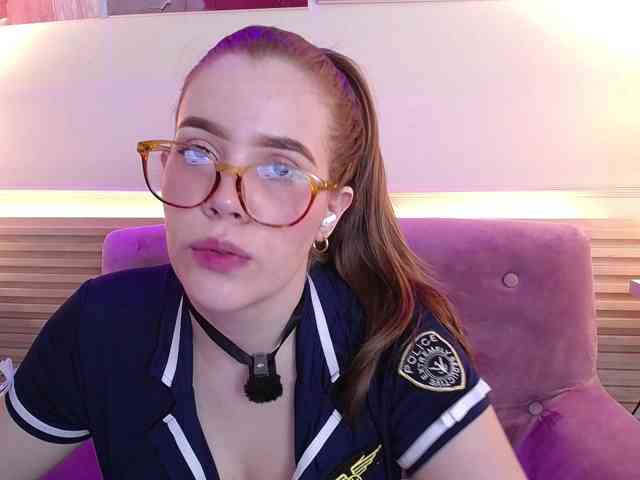 PrettyAriel webcam