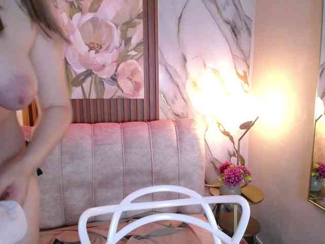 PrettyAriel webcam