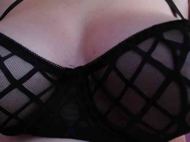 PrettyAriel webcam