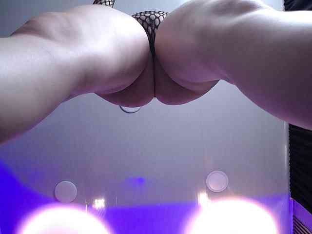 PrettyAriel webcam