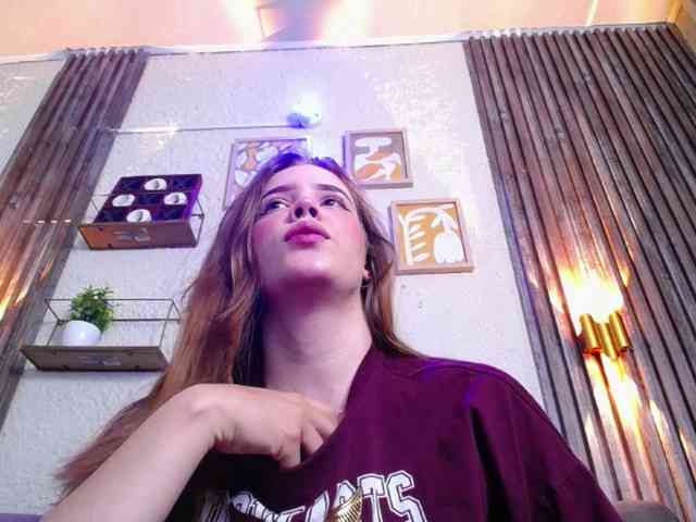 PrettyAriel webcam