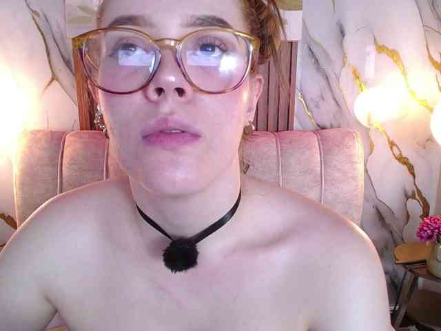 PrettyAriel webcam