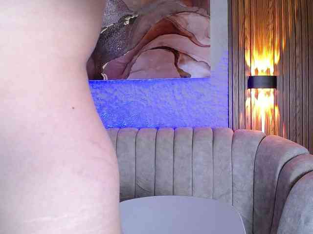 PrettyAriel webcam
