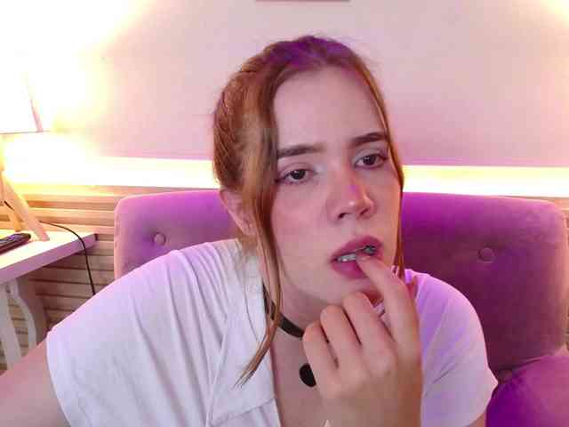PrettyAriel webcam