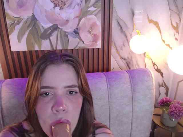 PrettyAriel webcam