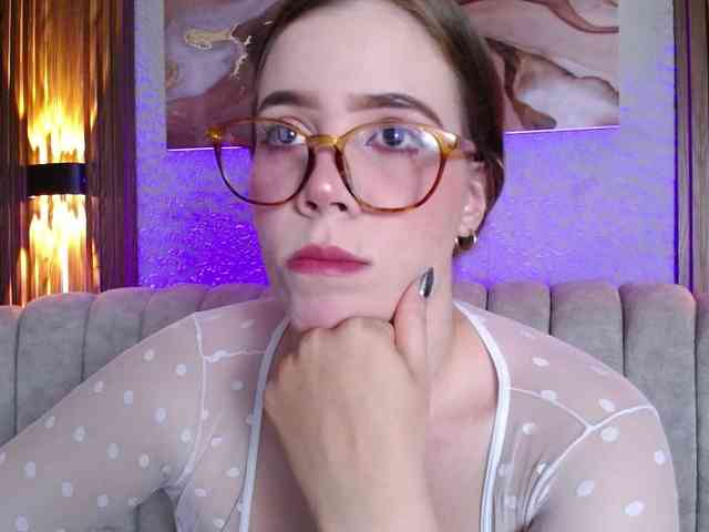 PrettyAriel webcam