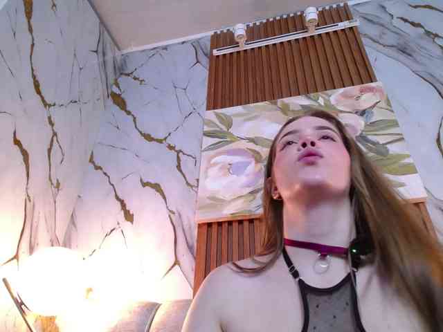 PrettyAriel webcam