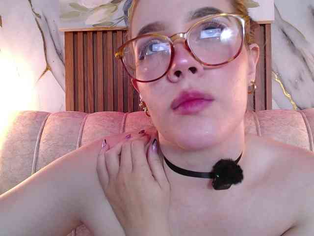 PrettyAriel webcam