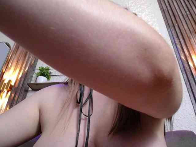 PrettyAriel webcam