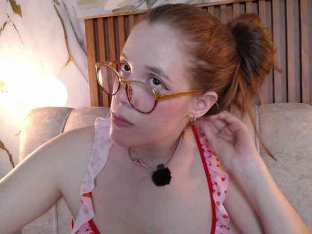 PrettyAriel webcam