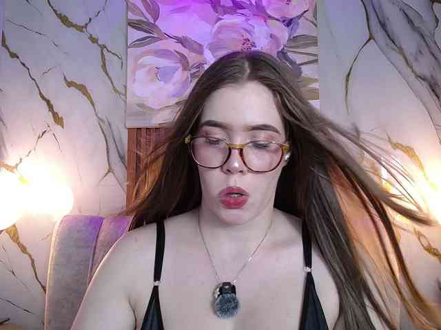 PrettyAriel webcam