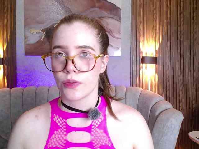 PrettyAriel webcam