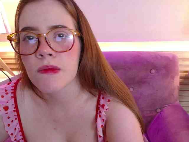 PrettyAriel webcam