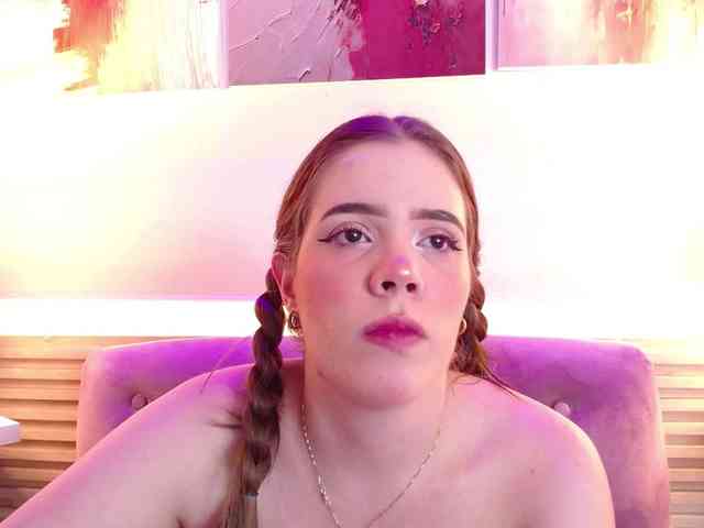 PrettyAriel webcam