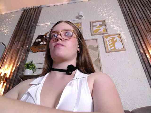 PrettyAriel webcam